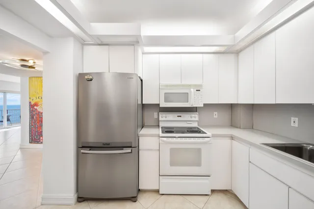 $939,995 | 1950 South Ocean Drive, Unit 18Q, Hallandale Beach, FL 33009