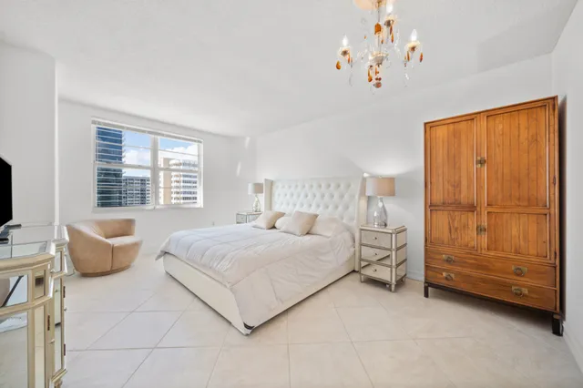 $939,995 | 1950 South Ocean Drive, Unit 18Q, Hallandale Beach, FL 33009