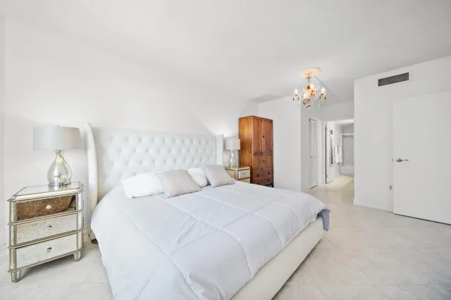 $939,995 | 1950 South Ocean Drive, Unit 18Q, Hallandale Beach, FL 33009