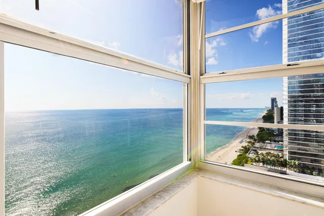 $939,995 | 1950 South Ocean Drive, Unit 18Q, Hallandale Beach, FL 33009