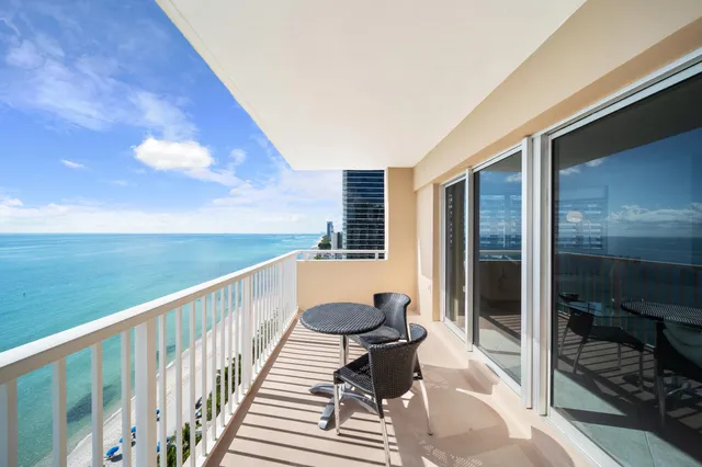 $939,995 | 1950 South Ocean Drive, Unit 18Q, Hallandale Beach, FL 33009