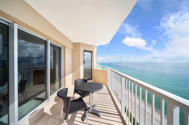 $939,995 | 1950 South Ocean Drive, Unit 18Q, Hallandale Beach, FL 33009