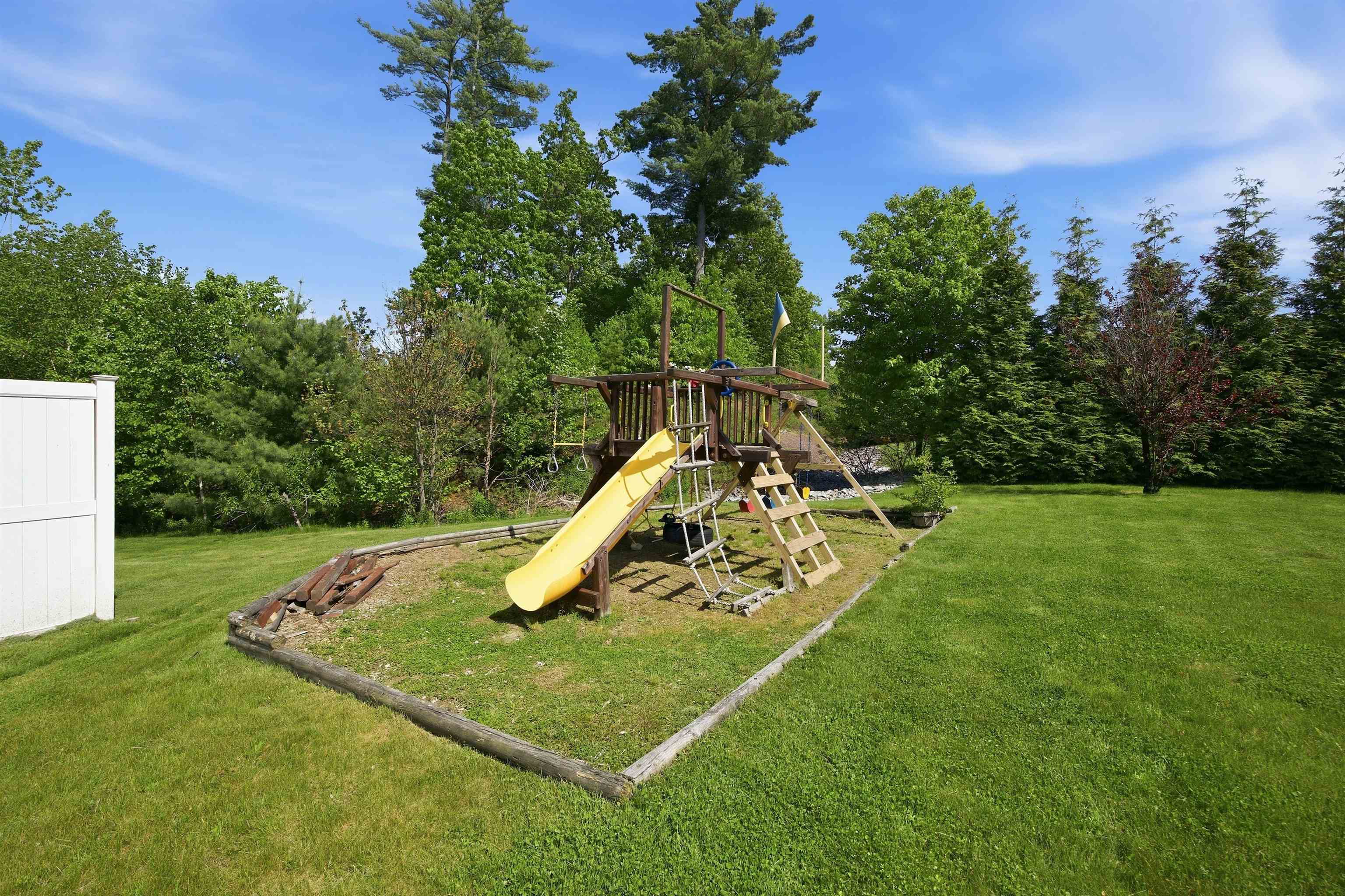 317 University Circle Hooksett, NH 03106 - Photo 39 of 44