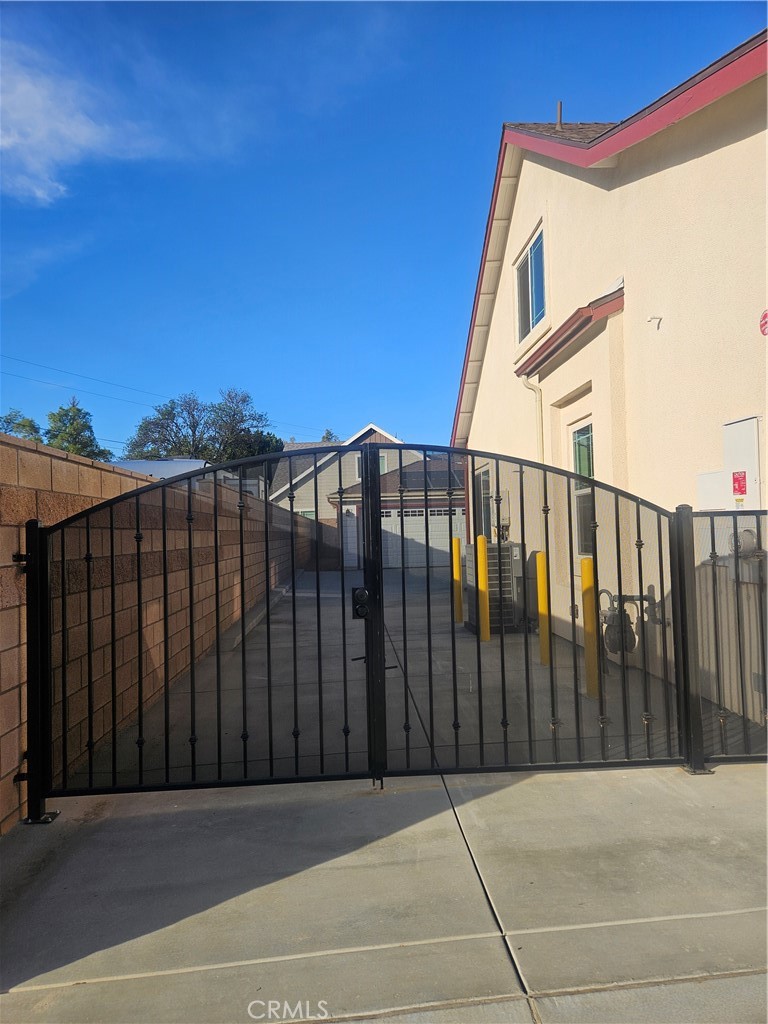 5151 Peony Court Riverside, CA 92506 - Photo 2 of 13 Drive-way