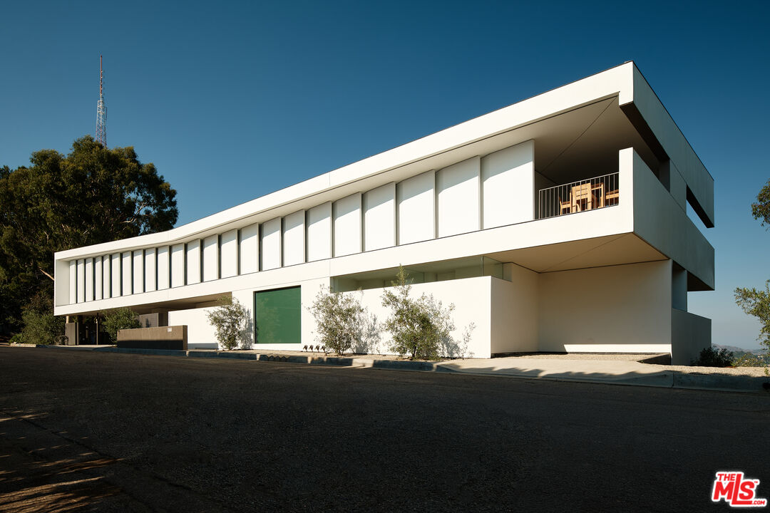 2500 Briarcrest Road Beverly Hills, CA 90210 - Photo 2 of 30