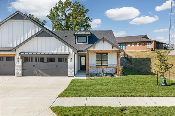 $319,500 | 1404 Country Ct Street, St. Joseph, MO 64506