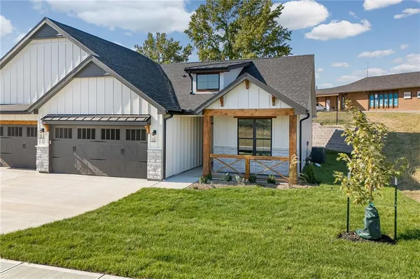 $319,500 | 1404 Country Ct Street, St. Joseph, MO 64506