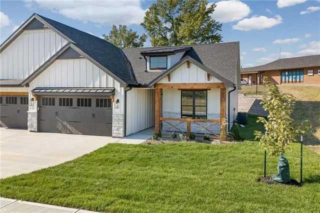 $332,000 | 1404 Country Ct Street, St. Joseph, MO 64506