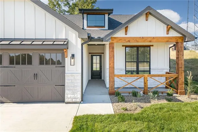 $332,000 | 1404 Country Ct Street, St. Joseph, MO 64506