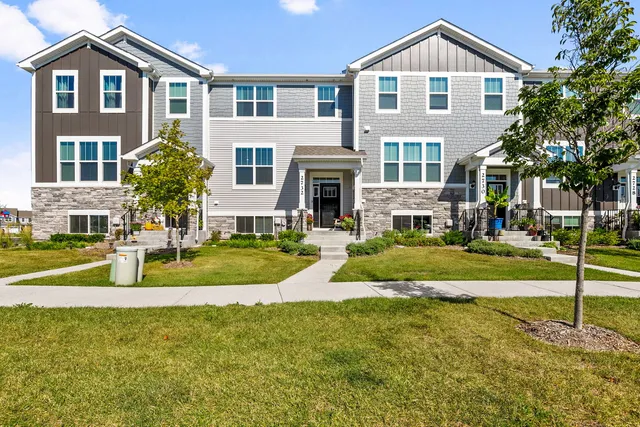 $399,999 | 2732 Fieldcrest Drive, Mundelein, IL 60060