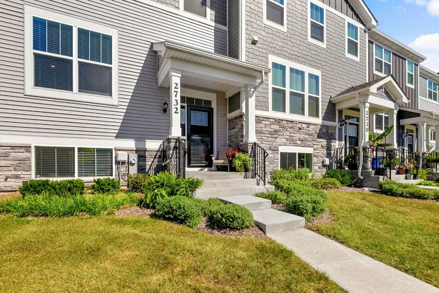 $399,999 | 2732 Fieldcrest Drive, Mundelein, IL 60060
