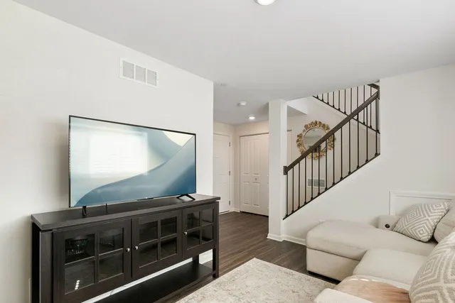 $399,999 | 2732 Fieldcrest Drive, Mundelein, IL 60060