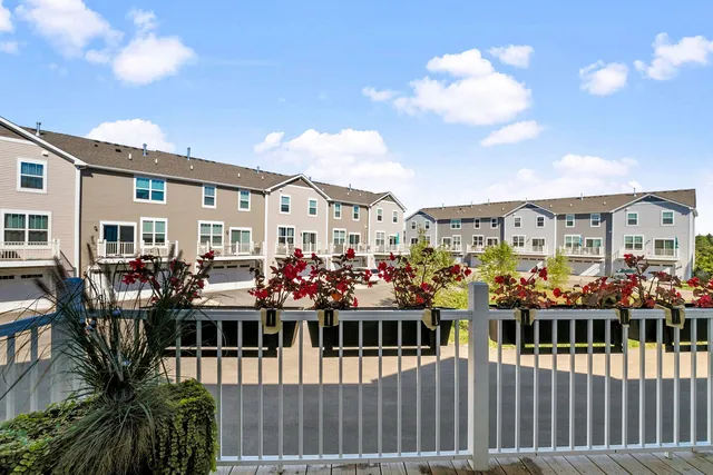 $399,999 | 2732 Fieldcrest Drive, Mundelein, IL 60060