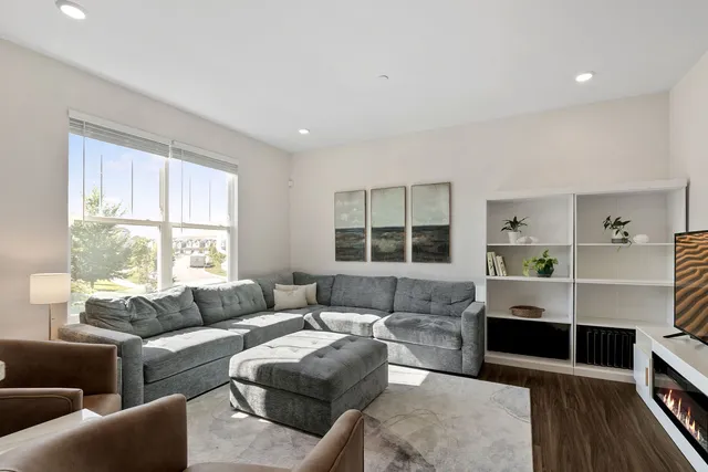 $399,999 | 2732 Fieldcrest Drive, Mundelein, IL 60060