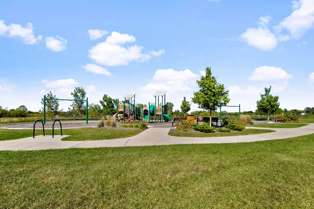 $399,999 | 2732 Fieldcrest Drive, Mundelein, IL 60060