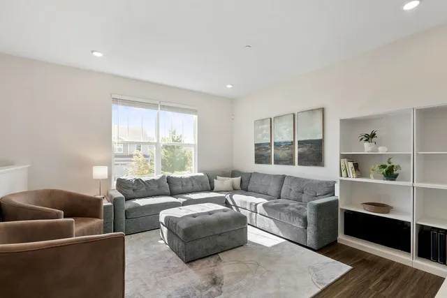 $399,999 | 2732 Fieldcrest Drive, Mundelein, IL 60060