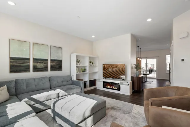 $399,999 | 2732 Fieldcrest Drive, Mundelein, IL 60060