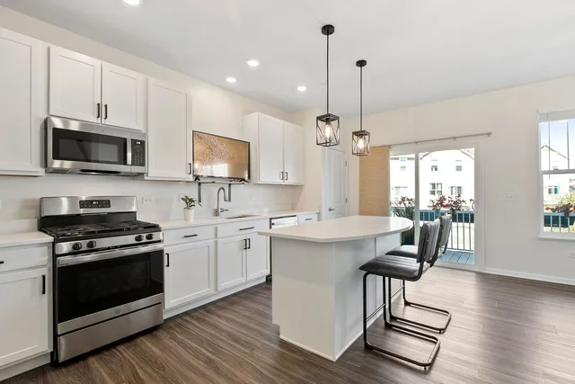 $399,999 | 2732 Fieldcrest Drive, Mundelein, IL 60060