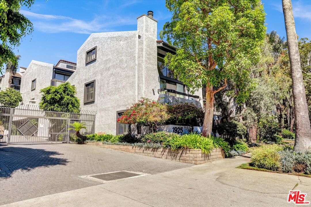 1925 South Beverly Glen Boulevard, Unit 30 Los Angeles, CA 90025 - Photo 4 of 18