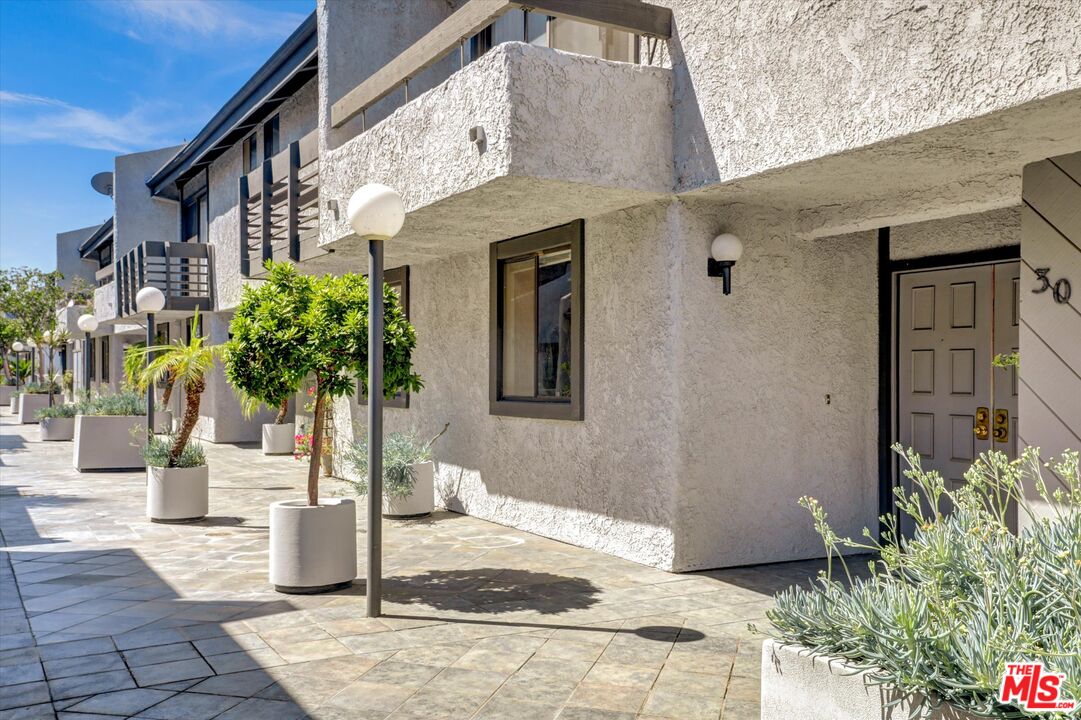 1925 South Beverly Glen Boulevard, Unit 30 Los Angeles, CA 90025 - Photo 5 of 18