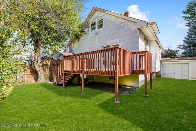 a view of a back yard of the house