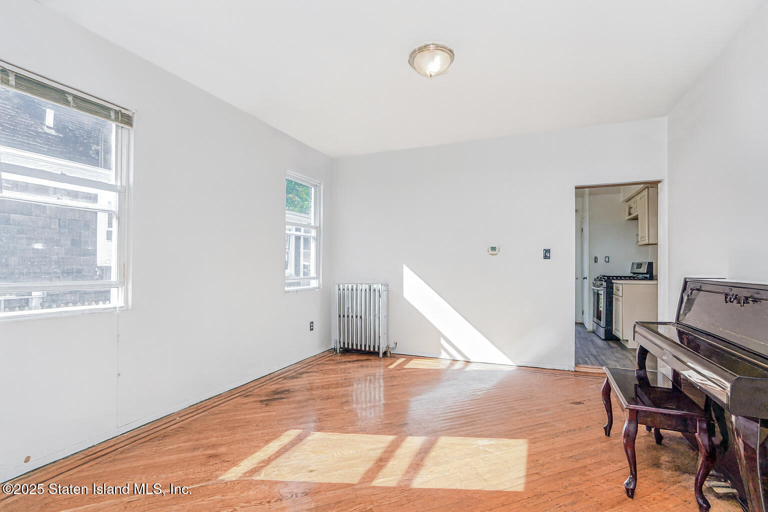 252 Dickie Avenue Staten Island, NY 10314 - Photo 7 of 37 a view of a livingroom with furniture and workspace