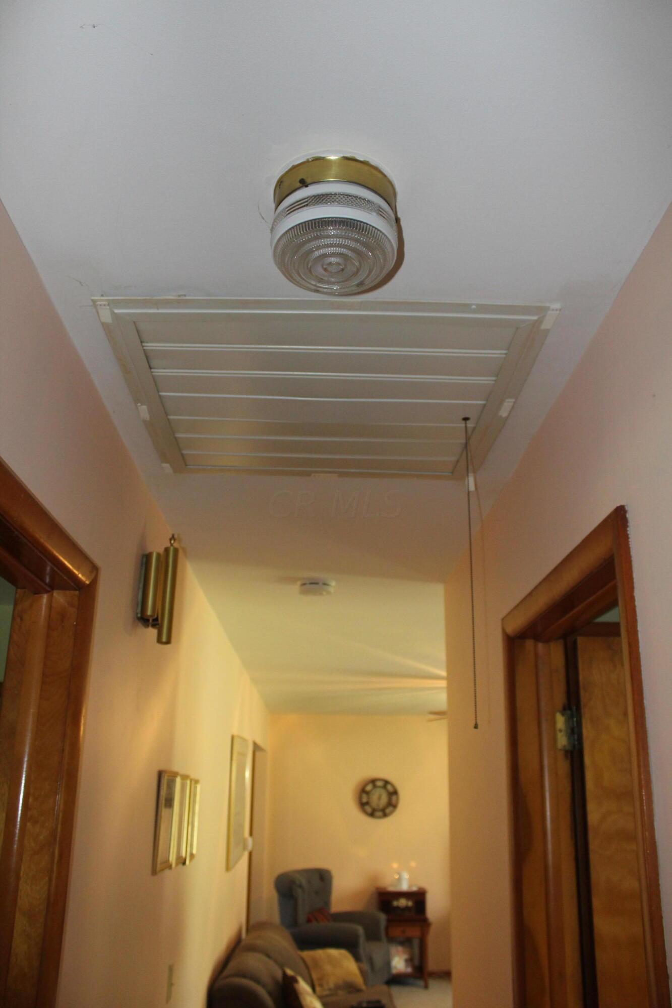 2239 Hamburg Road Southwest Lancaster, OH 43130 - Photo 17 of 34 In hallway