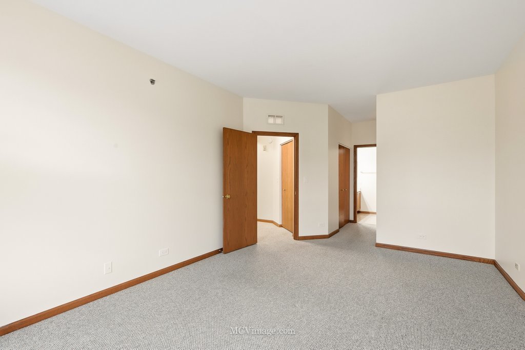 9017 Concord Lane, Unit L Justice, IL 60458 - Photo 11 of 20 a view of an empty room