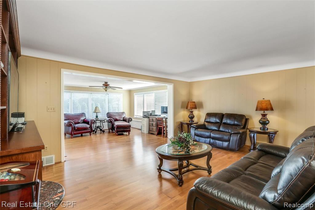 470 Cook Road Grosse Pointe Woods, MI 48236 - Photo 18 of 47