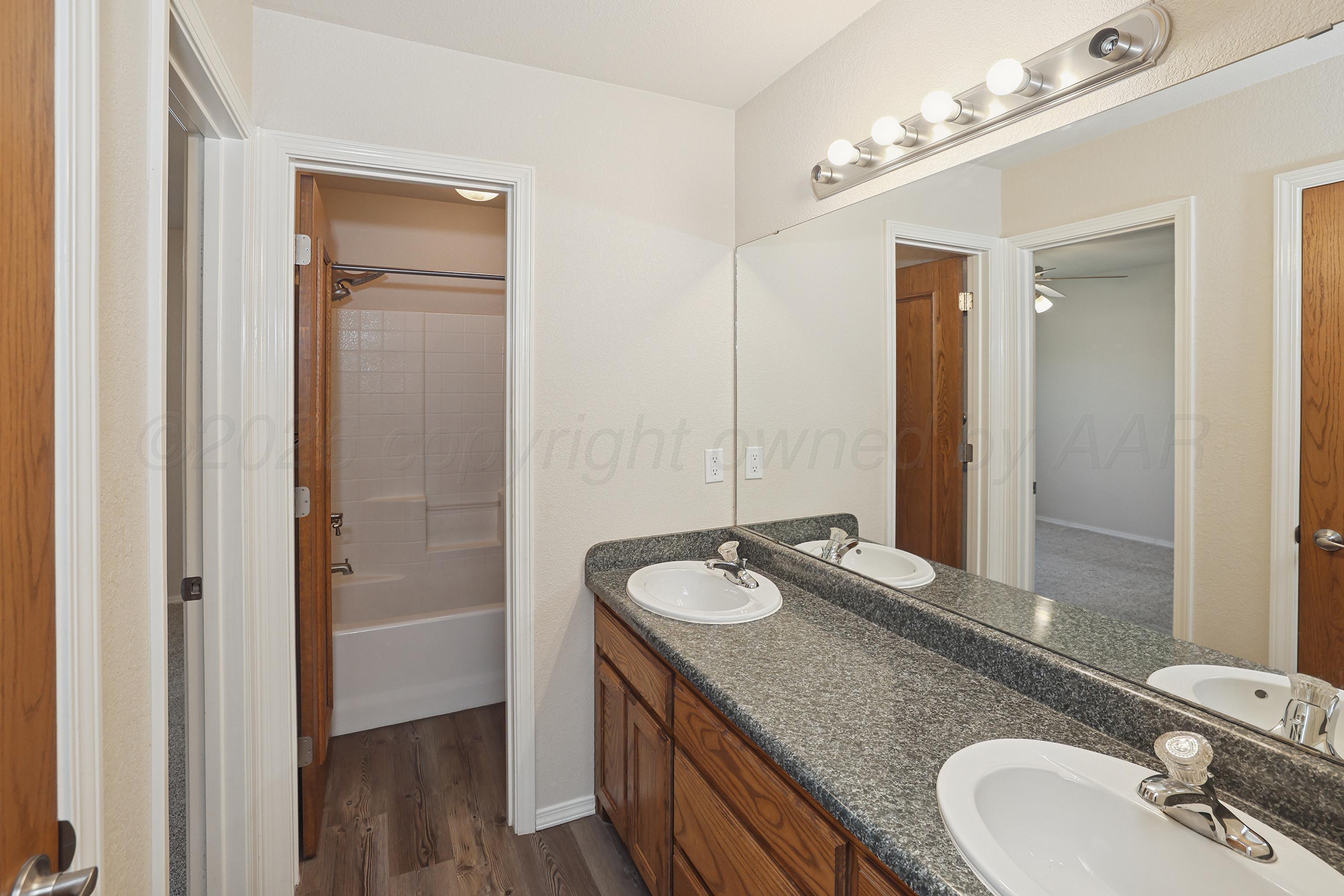 17401 Farm To Market Road 2575 Amarillo, TX 79108 - Photo 32 of 54 30-Jack N Jill Bath