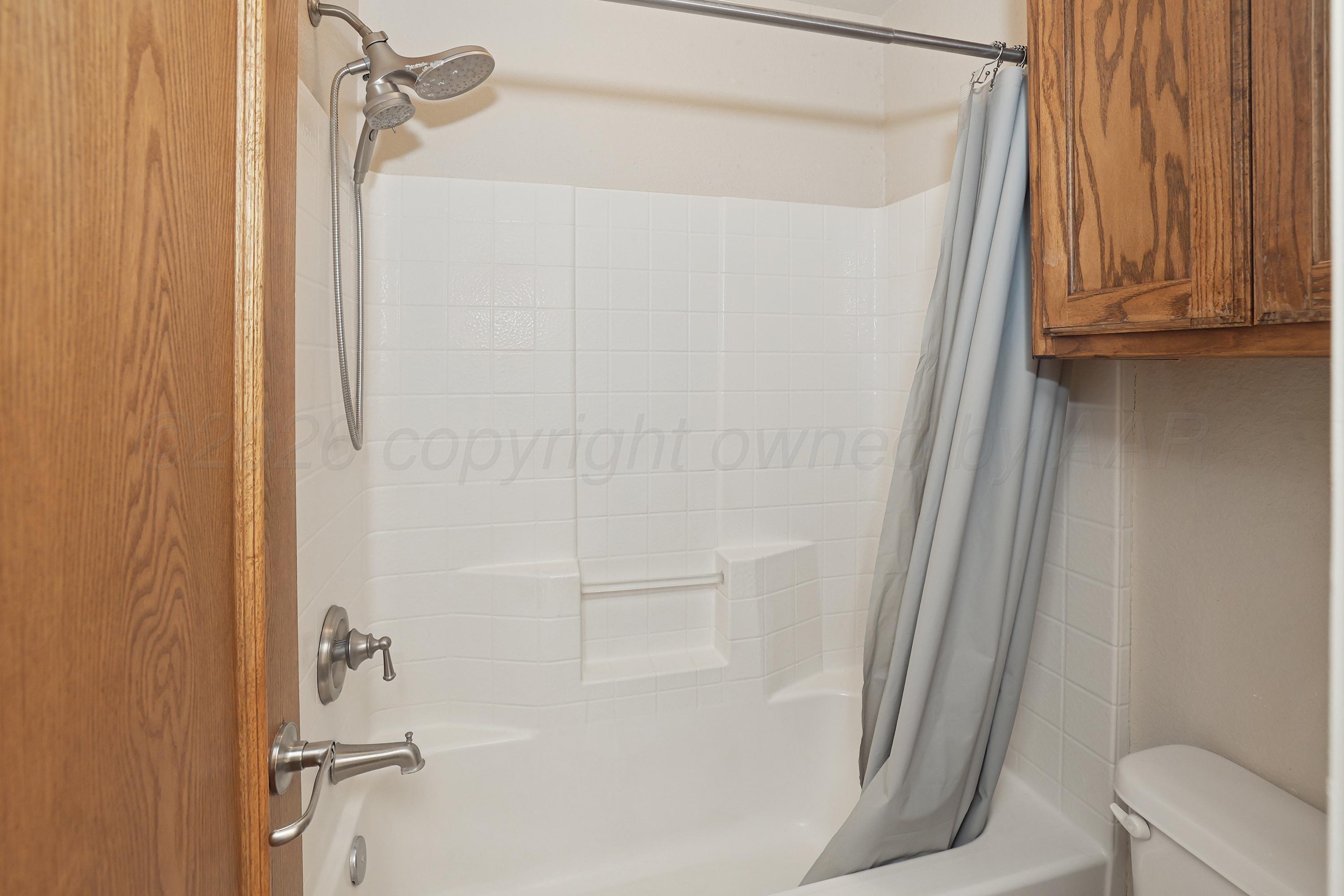 17401 Farm To Market Road 2575 Amarillo, TX 79108 - Photo 33 of 54 31-Jack N Jill Bath