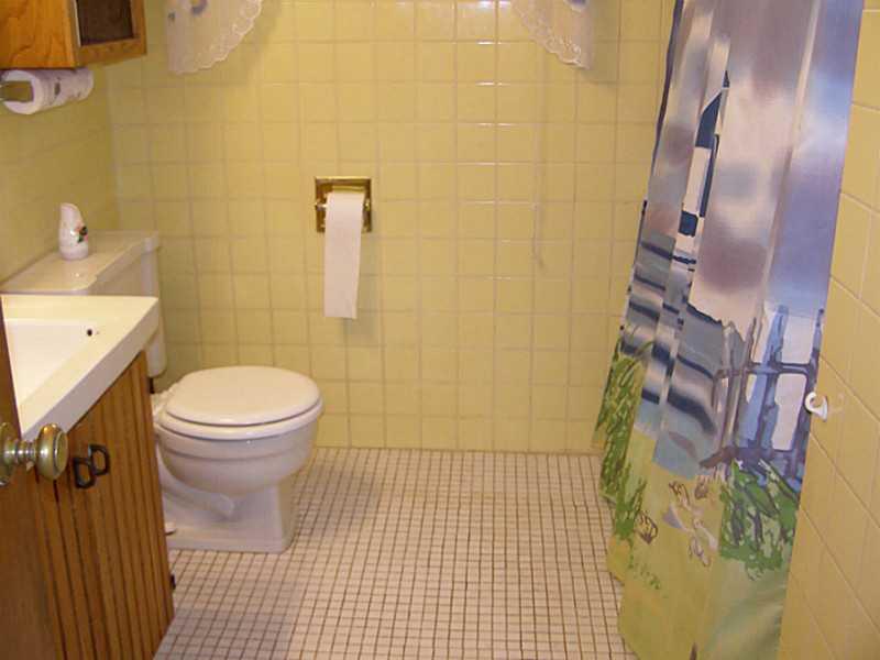 144 Murrysville Road Level Green, PA 15085 - Photo 16 of 25 Full Bath.