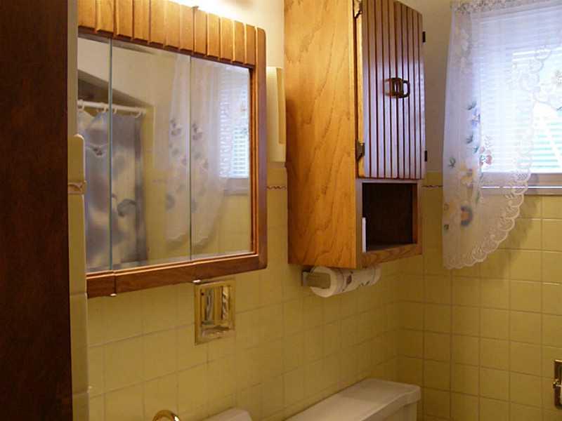 144 Murrysville Road Level Green, PA 15085 - Photo 17 of 25 Full Bath.