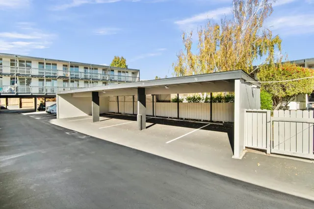 a view of entryway with a road