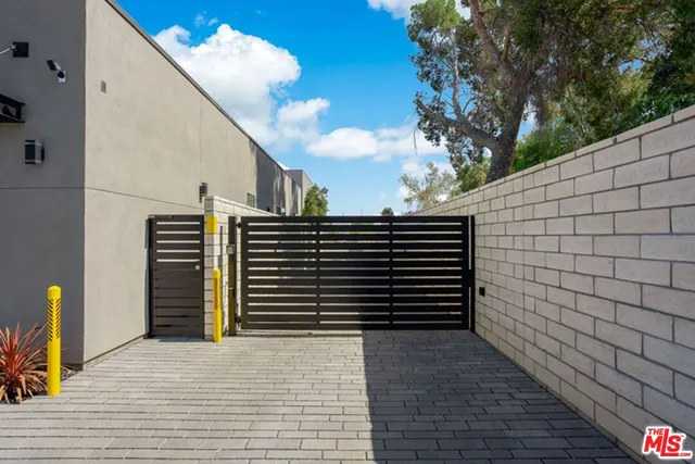 $4,995 | 4637 Laurel Canyon Boulevard, Unit 3, Valley Village, CA 91607