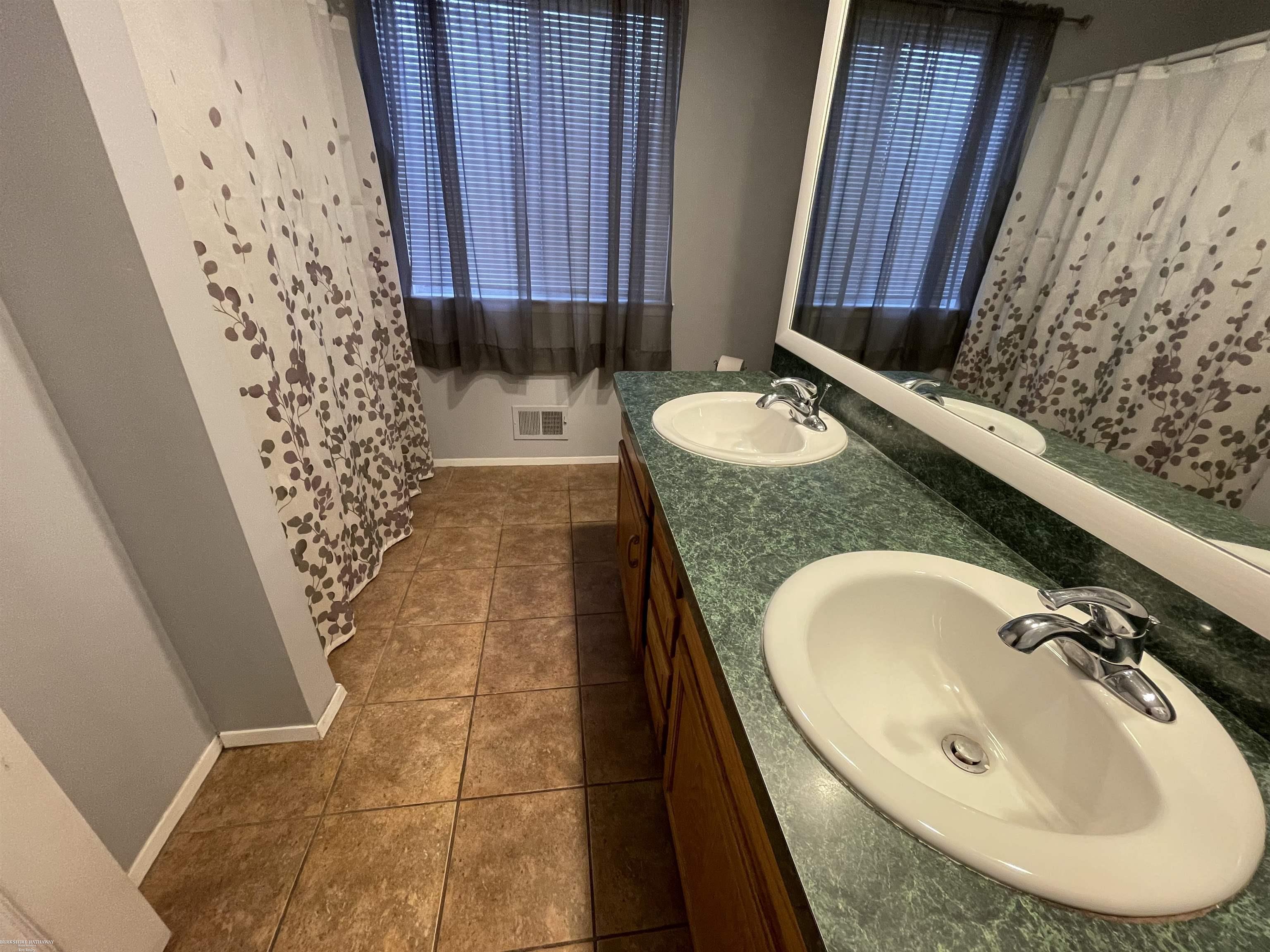 243 Clinton Street Romeo, MI 48065 - Photo 16 of 24 50098428-15.JPG