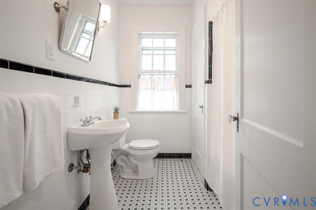 4703 Sylvan Road Richmond, VA 23225 - Photo 31 of 49 Upstairs hall bath with oversized linen closet