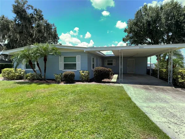 a view of a house with backyard and garden