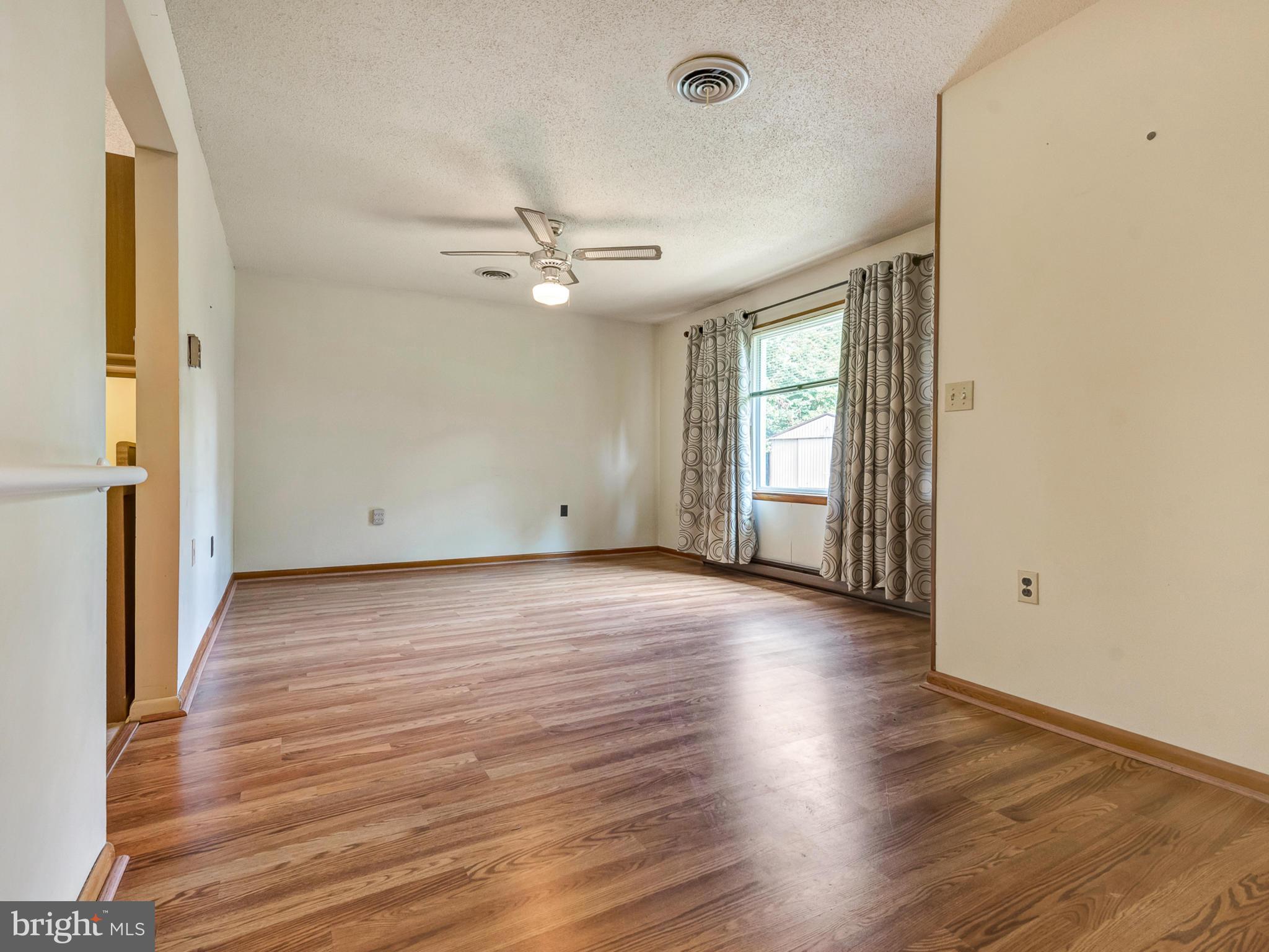 2633 Lander Road Jefferson, MD 21755 - Photo 6 of 29 Living Room