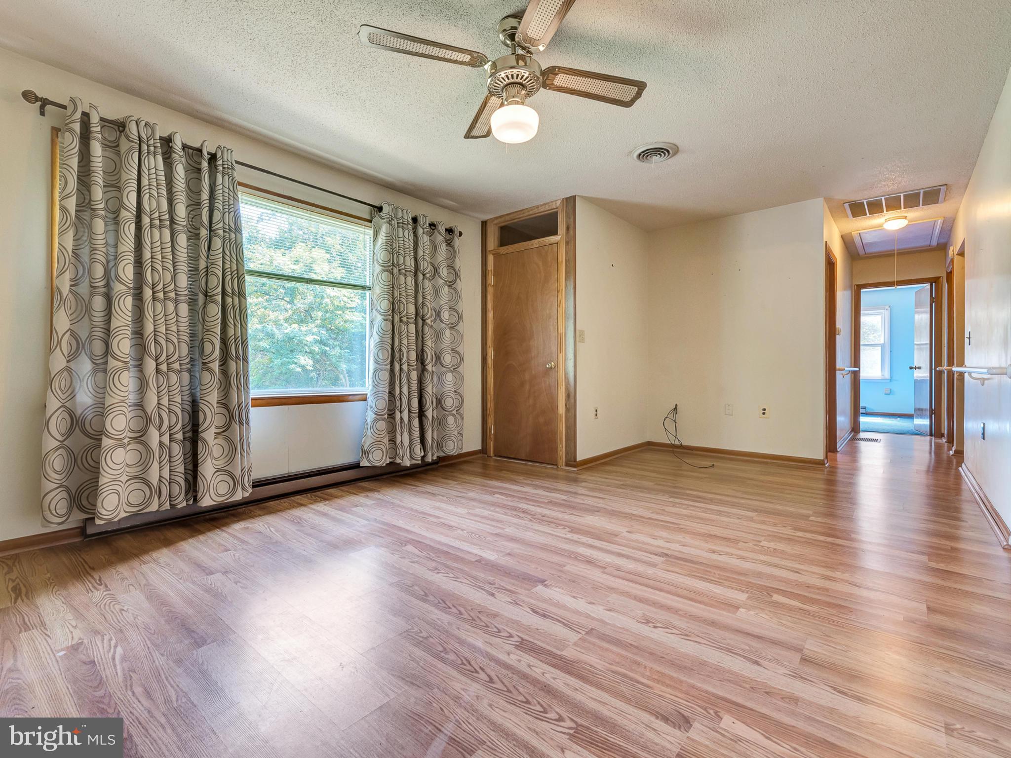 2633 Lander Road Jefferson, MD 21755 - Photo 7 of 29 Living Room