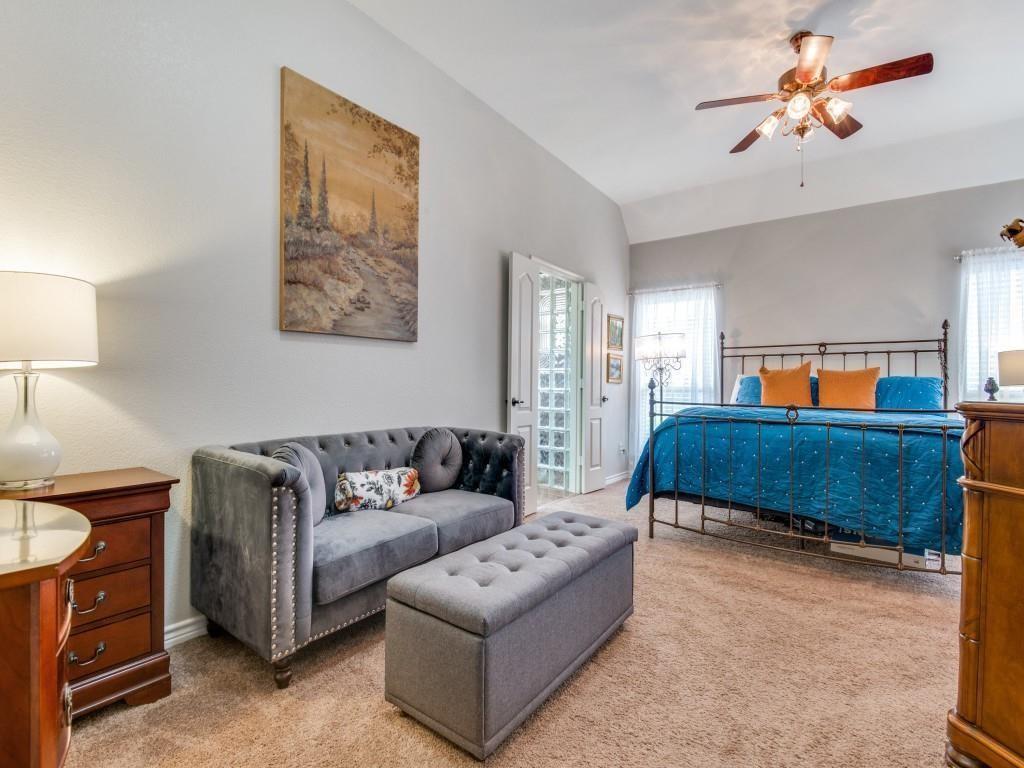 9962 Bell Rock Road Frisco, TX 75035 - Photo 13 of 28 a living room with furniture and a lamp