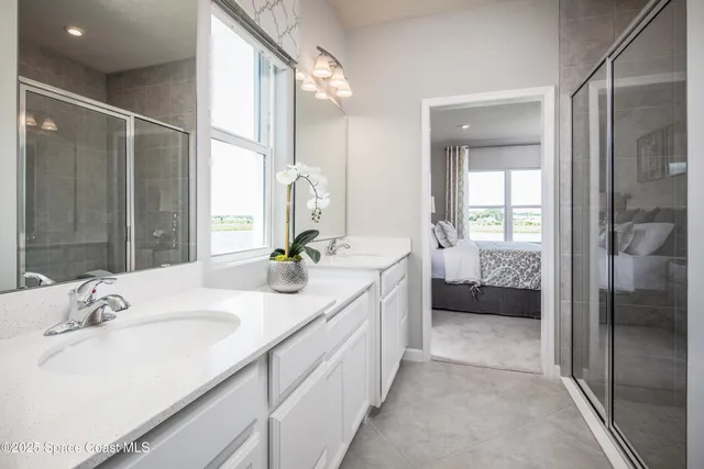 a en suite bathroom with a double vanity sink and mirror
