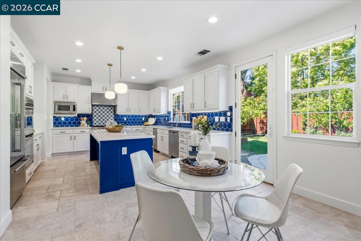 211 Cullens Court San Ramon, CA 94582 - Photo 17 of 56 a kitchen with a table and chairs