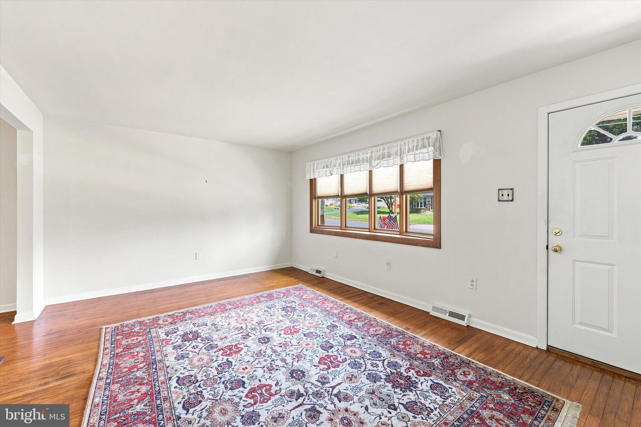 726 Violet Road Warminster, PA 18974 - Photo 3 of 15
