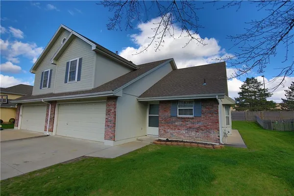 $550,000 | 405 Southwest Hoke Lane, Lee's Summit, MO 64081