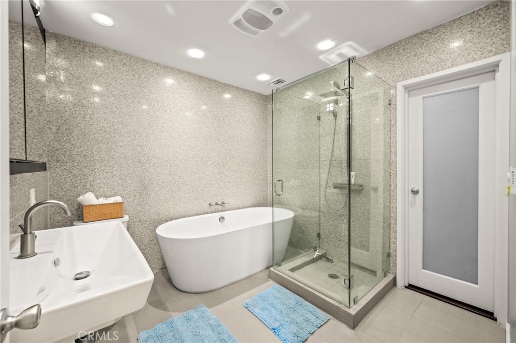 3441 Virginia Road Los Angeles, CA 90016 - Photo 18 of 40 a bathroom with a toilet a sink and bathtub