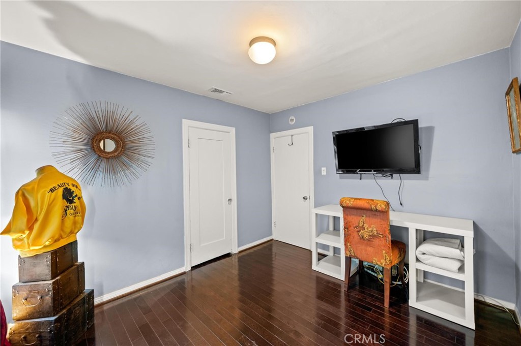 3441 Virginia Road Los Angeles, CA 90016 - Photo 20 of 40 a workspace with furniture and wooden floor