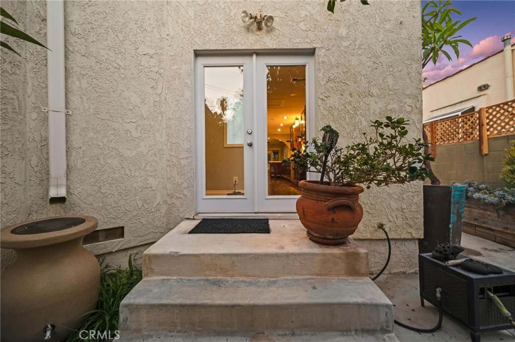 3441 Virginia Road Los Angeles, CA 90016 - Photo 32 of 40 a bathroom with a toilet and a shower