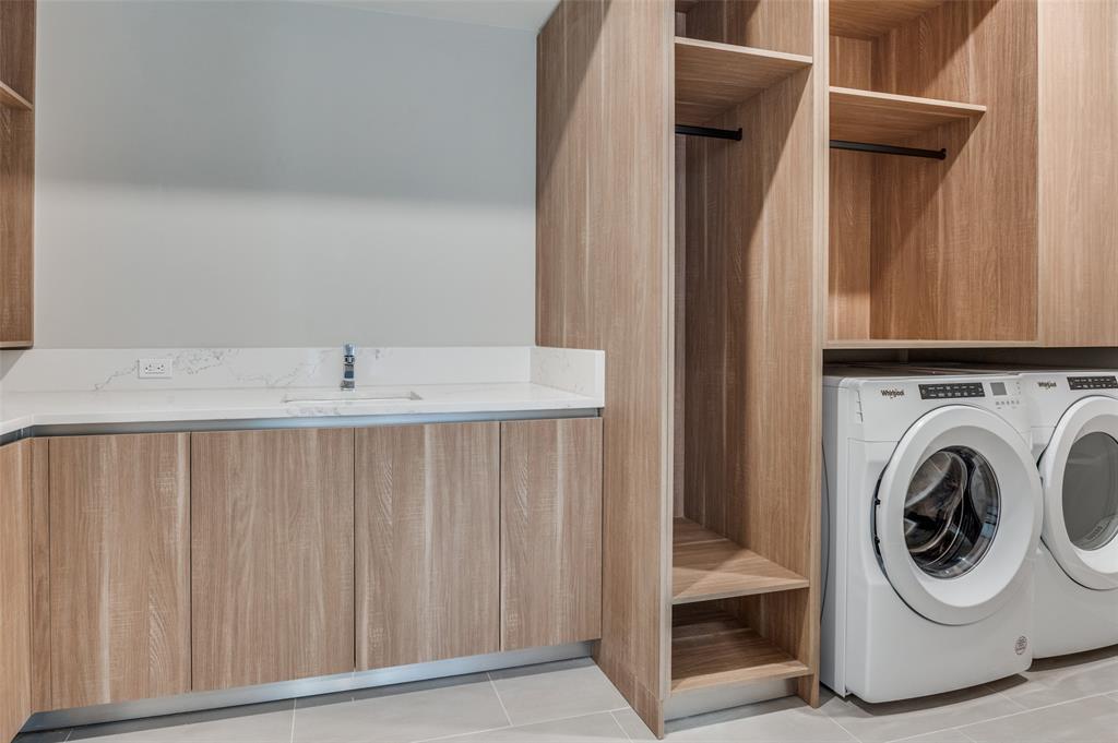 3003 Maple Avenue, Unit 2220 Dallas, TX 75201 - Photo 17 of 40 a utility room with dryer and washer