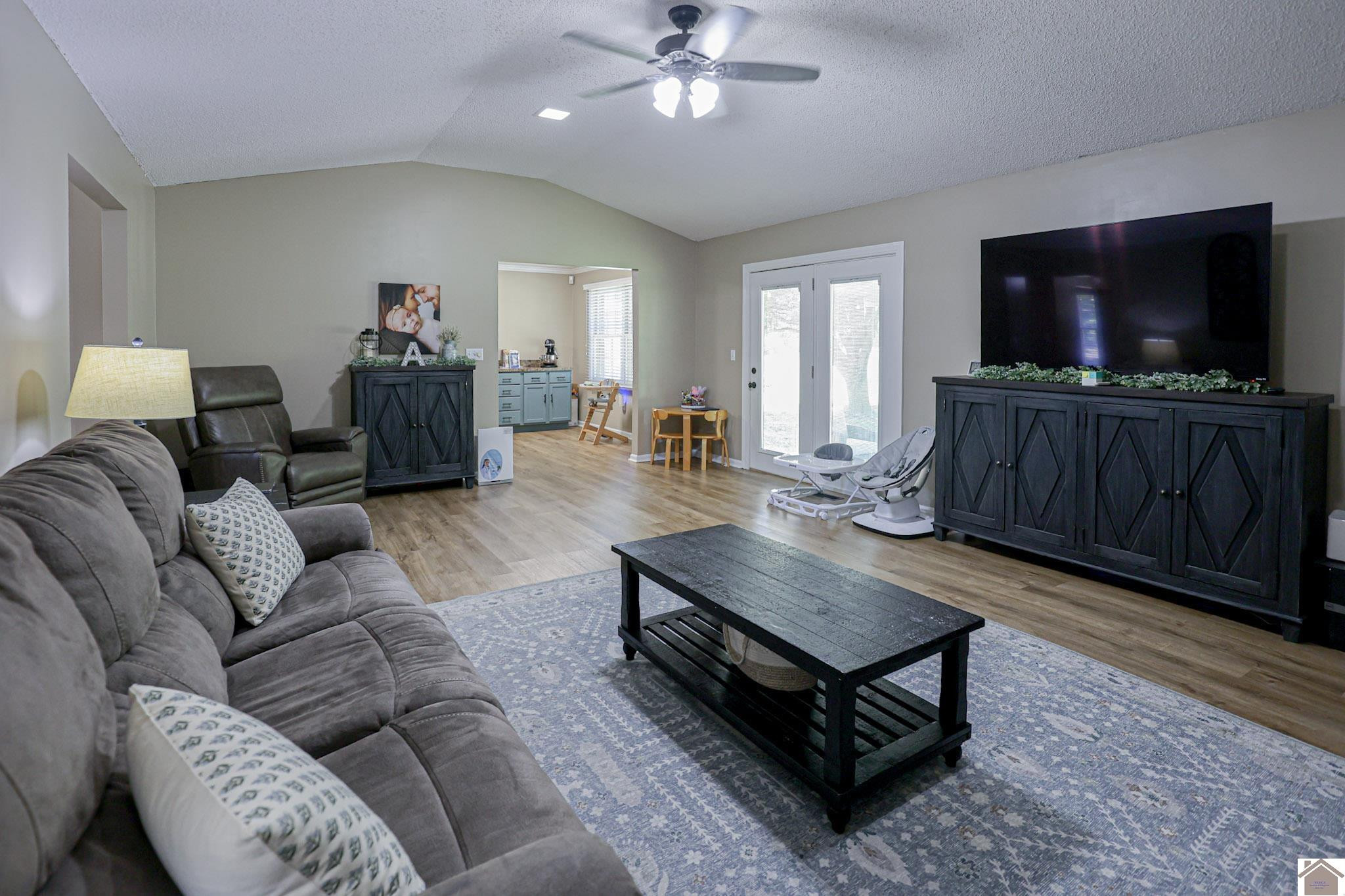 4055 Lovelaceville Road Paducah, KY 42001 - Photo 17 of 35 Living Room